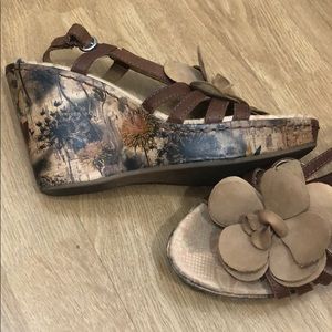 Floral boc wedges